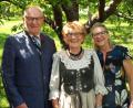 Bild: e
Margaretha Frey (Mitte) aus Haselmühl feiert 85. Geburtstag. Bürgermeister Hubert Blödt und Tochter Renate sind unter den Gratulanten.