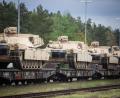 Bild: Spc. Adrian Greenwood/DVIDS/U.S. Army/dpa
US-amerikanische M1A1-Abrams-Panzer treffen am 12. Mai 2023 in Grafenwöhr ein.