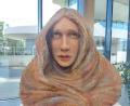 Bild: gmü
Die Präzision in der Ausführung lässt diese Holzfigur von Eva-Maria Zehetbauer geradezu menschlich wirken.