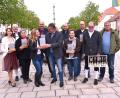Bild: ubb
Janka Hannemann-Mathes überreichte im Beisein vieler Mitwirkender am Projekt „Ein Lied für Tirschenreuth“ an Bürgermeister Franz Stahl eine Erinnerungstafel. Im Bild: (von links) Christina Trenner, Karl Schwägerl, Doris Mehler, Janka Hannemann-Mathes, Gerhard Schmutzer, Bürgermeister Franz Stahl, Johannes Möstl, Cornelia Stahl, Ulli Schmutzer, Stefan Reber und Peter Zettlmann.