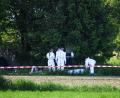 Bild: Vifogra/Tiedemann/vifogra/dpa
Die Spurensicherung begutachtet den Fundort der Frauenleiche.