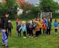 Bild: Schimmer/exb
Die Kinder wärmen sich mit Turnjugendtrainerin Margit Mösbauer für den Lauf auf.