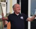 Bild: Golfclub Stiftland/exb
Herbert Bäuml, Präsident des Golfclubs Stiftland, mit dem Wanderpokal