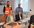 Bild: jr
Neue Beschäftigte stellte die Marktgemeinde Konnersreuth vor. Im Bild (von links) die Verwaltungskräfte Caroline Hübner und Johanna Lenk sowie der künftige Wasserwart Achim Franzke (links) mit Bürgermeister Max Bindl.