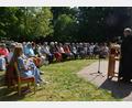 Bild: jr
Dekan Thomas Guba (rechts) stand dem Pfingstgottesdienst im Freien vor. Rund 80 Gläubige waren in den Garten der Friedenskirche nach Waldsassen gekommen.