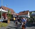 Bild: kki
Während sich die Kleinsten beim Löschen mit der Handspritze versuchen, schweben beim Feuerwehrfest in Pirk Wagemutige hoch oben über dem Feuerwehrhaus und genießen die Aussicht.