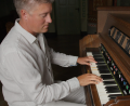 Bild: Carl Schuurbiers
Lars David Kellner spielt neben Klavier und Orgel auch das Harmonium. Seine musikalischen Vorbilder sind Franz Liszt und Max Reger.