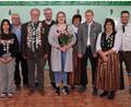 Bild: brü
Die Hohenkemnather Schützen küren ihre neuen Würdenträger (von links): Jugendkönig Amelie Schmerbauch, Zweiter Schützenmeister Josef Hirsch, Schützenkönig Norbert Schmidt, Zweiter Ritter Manuel Nitzbon, Schützenliesl Marie Weber, Zweite Zofe Hermine Wenkmann, Erster Ritter Markus Prächtl, Erste Zofe Yvonne Dzalakowski und Schützenmeister Johannes Wenkmann.