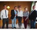 Bild: krb
Der Vorsitzende des Neustädter Faschingsvereins, Jürgen Trescher, gratuliert Elena Fukerider zu ihrer Berufung als Zweite Präsidentin des Faschingsvereins.
Den Glückwünschen schlossen sich Julian Kuttner, Lisa Schedl und Kevin Hammer (von links) an.