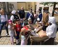 Bild: krb
Die Kinder dürfen den Neustädter Waschweibern auf die Finger schauen und sogar selbst im Trog Wäsche waschen.
