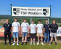 Bild: mnt
Einige der Neuen beim TSV Winklarn: (von links) Trainer Andreas Walbrun, Luca Baumgärtner, Mathias Böhm, Nico Hammerschmidt, Jonas Schnabl (alle Neuzugänge), Christian Käsbauer, Matthias Niebauer (beide Abteilungsleitung). Nicht auf dem Bild sind die Neuzugänge Thomas Schwendner und Korbinian Koch.