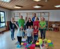 Bild: vsr
Beim Barfußlaufen über die neuen Sensorikmatten hatten die Kinder im Kinderhaus St. Marien viel Spaß. Auch Kindergartenleiterin Anita Junkunz (Vierte von links) freute sich über die Überraschung aus der Maibaumverlosung.