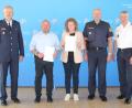 Bild: PP Oberpfalz/exb
Polizei-Vizepräsident Thomas Schöniger verabschiedete das Ehepaar Monika und Harald Wagner (von links). Beide waren über 15 Jahre bei der Sicherheitswacht Tirschenreuth. Dank sagten auch Klaus Müller und Günther Burkhard (von rechts).