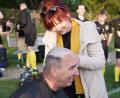 Bild: Piet Pachulke
Friseurin Diana aus Edelsfeld setzt zum Kahlschlag an, Trainer Stefan Seemann nimmt's gelassen.