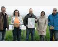 Bild: sche
Von der Donatuskapelle bietet sich bei klarer Sicht ein herrliches Panoramabild bis weit über die Grenzen des Landkreises hinaus (von links): Bürgermeister Alwin Märkl, AOVE-Geschäftsführerin Katja Stiegler sowie die Gemeinderäte Mathias Demel, Christina und Klaus Püschl (FW).