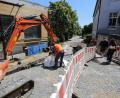 Bild: Wolfgang Steinbacher
Links der Storg, rechts die Sparkasse: Die Adolph-Kolping-Straße kann bis 9. Juni nur von Fußgängern passiert werden. Hier werden Stromkabel für eine neue Trafostation verlegt.