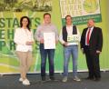 Bild: Jochen Henning, VGL Bayern/exb
Ministerin Michaela Kaniber (links) und Gerhard Zäh (rechts), Präsident des Verbandes Garten-, Landschafts- und Sportplatzbau Bayern, überreichten den Staatsehrenpreis an Dominik Fischer (Zweiter von rechts) und Bastian Geppert (Zweiter von links).
