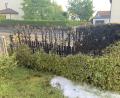 Bild: Polizei Sulzbach-Rosenberg/exb
Ein Feuer hat Teile dieser Thujenhecke und eines Holzzauns in der St.-Georg-Straße in Sulzbach-Rosenberg beschädigt.