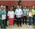 Bild: Stefan Karl/exb
Verbandsdirektor Thomas Knoll (Zweiter von links) gratulierte zusammen mit Personalratsvorsitzenden Josef Bauer (rechts) und Vertretern der Abteilungen den Arbeitsjubilaren des ZMS, Andreas Gey, Martina Fröhler, Michael Diller und Josef Karg (mit Urkunden von links nach rechts) zu ihren Betriebsjubiläen.