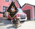 Bild: kro
Sie sind Stolz der Feuerwehr Naab: das 1991 erbaute Feuerwehrhaus, das Feuerwehrfahrzeug, die Vereinsfahne und die im Zuge eines Tauschgeschäfts 1947 angeschaffte historische Tragkraftspitze (vorne).