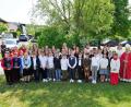 Bild: wec
Die 41 Firmlinge der Pfarreiengemeinschaft Theuern-Ebermannsdorf/Pittersberg nach ihrem Festgottesdienst. Mit dabei Weihbischof Reinhard Pappenberger (rechts), daneben Gemeindereferentin Kathrin Blödt und Praktikantin Elena Weniger sowie (links) Pfarrer Sagai und die Ruhestandsgeistlichen Josef Beer und Josef Dotzler.