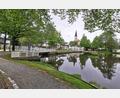 Bild: Portner
Die Pfarrkirche Schönsee spiegelt sich im idyllischen Keckenweiher. Auf diesen Anblick müssen die Bürger und auch die Gäste beim Seefest 2023 verzichten: Der Weiher wird zum Ausbaggern und für Arbeiten am Wehr abgelassen.