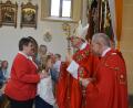 Bild: fdl
Weihbischof Dr. Josef Graf spendet in der Hirschauer Pfarrkirche das Sakrament der Firmung. Dabei findet er auch persönliche Worte für Firmling und Paten.