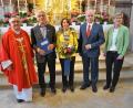 Bild: tra
Pfarrer Slawomir Niemczewski (links). Kirchenpfleger Martin Sollfrank (Zweiter von rechts) und die Sprecherin des Pfarrgemeinderates, Agnes Graf (rechts), zollen Gerd und Gabi Tschaffon (Zweiter und Dritte von links) Dank und Anerkennung.