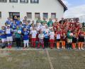 Bild: khg
Die drei Mädchen-Mannschaften nach der Landkreismeisterschaft der Grundschulen auf dem Sportgelände des FV Vilseck: die Siegerinnen aus Auerbach (links), die zweitplatzierten Poppenrichterinnen (Mitte) und die Vilseckerinnen auf dem dritten Platz (rechts).