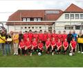 Bild: rha
In der JFG sind zur Zeit 120 Spieler aktiv. Mit einer 500-Euro-Spende unterstützt der Schnäppchen- und Flohmarktladen den Verein (von links): Vorsitzender Tobias Meidinger, das Ladenteam mit Elfriede Kredler, Gudrun Quarder und Veronika Pröls, Trainer Oliver Piehler, die JFG-Spieler der Gruppen C 1 und 2, sportlicher Leiter Wolfgang Ringer, Kassier Ludwig Pröls und Zweite Vorsitzende Waltraud Trettenbach.