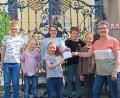 Bild: jow
Bei der Spendenübergabe (von links): Paul Gress, Ben Auer, Victoria Beyerlein (vorn), Sophia Marie Birner, Tobias Horst, Noah Messer und Lydia Moosburger vom Kinder-Palliativteam Ostbayern.