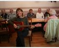 Bild: roh
Monika Domah sorgte bei der Zusammenkunft der Friedenfelser Senioren mit Gesang und auf der Gitarre für Unterhaltung.