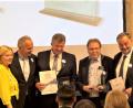 Bild: Marktgemeinde Waldthurn/Marina Daubenmerkl
Über den Brückenbauer-Preis freuen sich (von links), die tschechische Generalkonsulin Ivana Červenková, der deutsche Botschafter in Tschechien, Andreas Künne, Bürgermeister Miro Rauch (Hostau), Waldthurns Partnerschaftsbeauftragter Uli Völkl und Bürgermeister Josef Beimler.