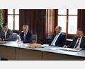 Bild: jma
Gesprächsrunde im Auerbacher Rathaus: (von links) Kämmerer Jürgen Leißner, Bürgermeister Joachim Neuß, Finanzminister Albert Füracker und Hauptamtsleiter Uwe Lindner.