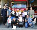 Bild: ld
Sieben Mädchen und Buben können stolz sein auf ihr erstes Feuerwehrabzeichen, die "Kinderflamme". Auch das Betreuerteam freute sich über den Erfolg. Links die beiden Kommandanten Lisa Schreyer und Fabian Günther.