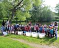 Bild: Kindergarten Oberviechtach/exb
Fischzuchtmeister Michael Heberlein erklärt den Kindergartenkindern, welche jungen Fische im Marktweiher eingesetzt werden.