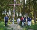 Bild: jr
Am Pfingstmontag erhielt dieses Feldkreuz an der Bundesgrenze von Deutschland und Tschechien den kirchlichen Segen. Mit im Bild Bürgermeister Klaus Meyer (links) sowie die Familie Heinzl mit Gästen.