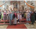Bild: Monika Kunz/exb
Alle am Benefizkonzert in Bad Neualbenreuth beteiligten Musizierenden im Altarraum der Pfarrkirche.