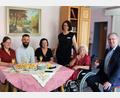 Bild: Dagmar Williamson
Hildegard Füger (Zweite von rechts) feiert ihren 90. Geburtstag mit Enkel Tobias (Zweiter von links), dessen Frau Theresa (links), Tochter Beate Berner- Schmaußer (Dritte von links), Pflegedienstleiterin Susanne Frey und Bürgermeister Franz Badura.