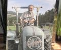 Bild: sns
So wird er vielen in Erinnerung bleiben: Adolf Greiner auf seinem Eicher-Traktor in der Natur.