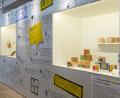 Bild: Daniel Vogl/dpa
Blick in die Ausstellung mit der Wandgestaltung des Illustrators Michael Szyszka. In der Vitrine rechts sind verschiedene historische Klopapiere zu sehen.