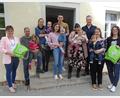 Bild: amö
Erstes Kennenlernen: Bürgermeisterin Sonja Meier, Veronika Schöberl mit den Eltern und ihrer Schwester, Tina Wellnhofer mit ihren Eltern, Karline Bieling mit ihren Eltern, Mathias Dietl mit Mama und Familienbeauftragte Andrea Kunschir (im Bild von links).