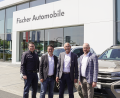 Bild: Laura Popp, Fischer Automobile Unternehmensgruppe/exb
Personalleiter Markus Kallmeier (links), Geschäftsführer Thomas Fischer (Zweiter von links) und Verkaufsleiter Peter Schmitt (rechts) verabschieden Wolfgang Gubisch (Zweiter von rechts).