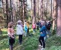 Bild: Regina Frank/exb
Der Frauenbund Kemnath hatte zum Waldbaden eingeladen. Waldgesundheitsberaterin und Pädagogin Beate Ott (Mitte, gelber Pulli) leitete die Gruppe.