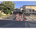 Bild: wro
Vorübergehend gesperrt war am Dienstag die Schönfichter Straße in Falkenberg. Grund dafür waren Asphaltierungsarbeiten im Brückenbereich (Bild), wie Bürgermeister Matthias Grundler im Marktrat erklärte.