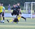 Bild: Hubert Ziegler
In dieser Szene aus dem Hinspiel stoppt der Hahnbacher Johannes Dotzler (rechts) den Amberger Yannick Haller. Bei seinem beiden Treffern ließ sich der Landesligist aber nicht aufhalten und verschaffte sich eine gute Ausgangsposition für das Rückspiel am Sonntag.