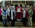 Bild: wbe
Die Frauen des Frauenbunds St. Marien überreichten Pfarrer Herbert Mader bei einem Gottesdienst das wertvolle Evangeliar.