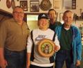 Bild: Werner/exb
Samuel Neudecker, der Gewinner der Jugendscheibe zeigt, sichtlich erfreut, die Trophäe. Jugendleiter Richard Meisinger, erster Schützenmeister Helmut Werner und zweiter Schützenmeister Michael Knott gratulierten.