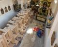 Bild: le
Ein ungewöhnliches Bild im Inneren der St. Nikolauskirche. Die Kirchenbänke konnten während der Trockenlegungsmaßnahmen im Inneren des Gotteshauses Platz finden. Derzeit werden die Bodenfliesen verlegt.