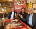 Bild: brü
Mit Festbier haben (von links) Schirmherr MdL Harald Schwartz, Braumeister Martin Sterk und Andreas Erb, der Leiter des Amberger Stadtarchivs, schon einmal auf das Sterk-Jubiläum angestoßen.